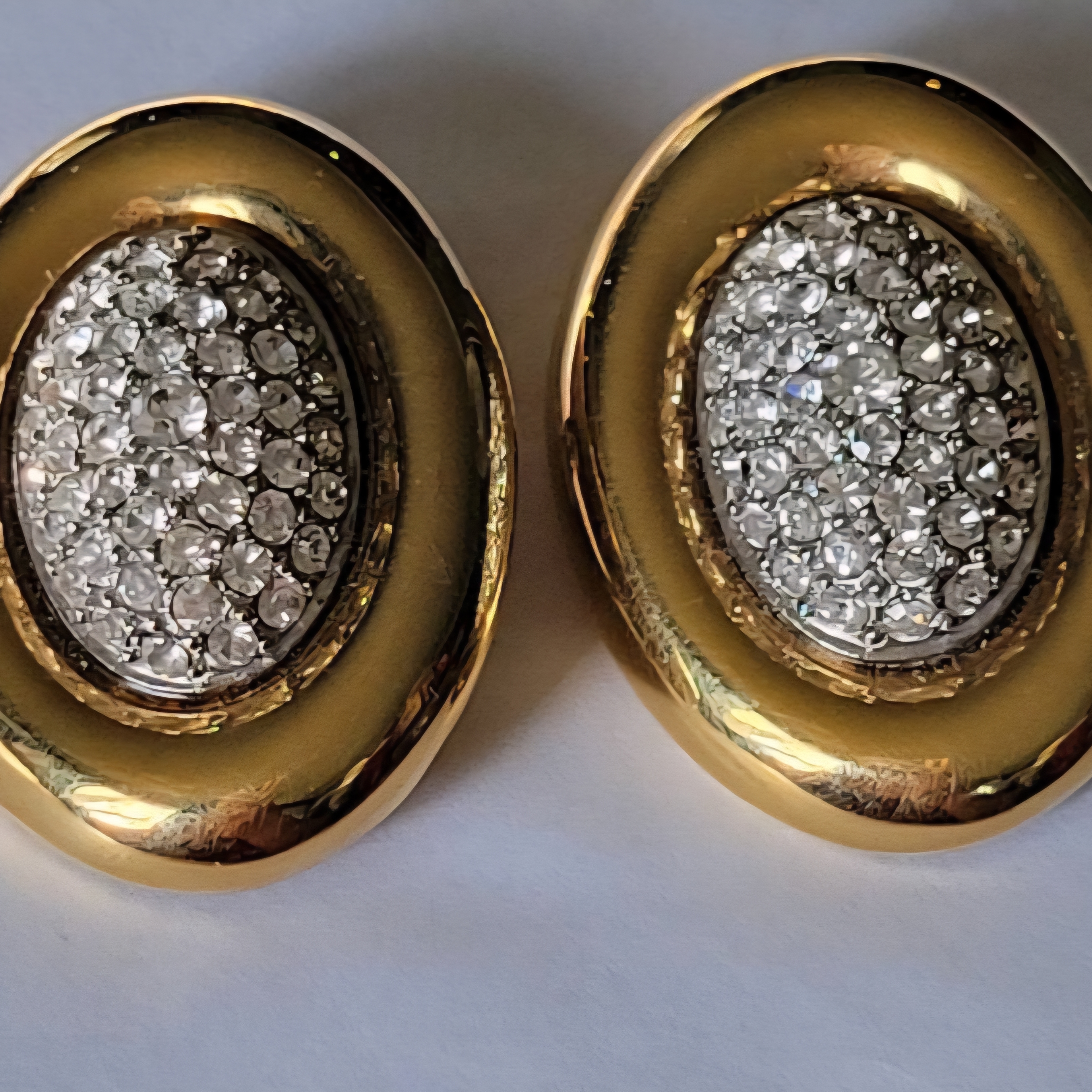 Givenchy Gold Tone Dome Pave Oval Clip Earrings Paris New York Vintage 85$